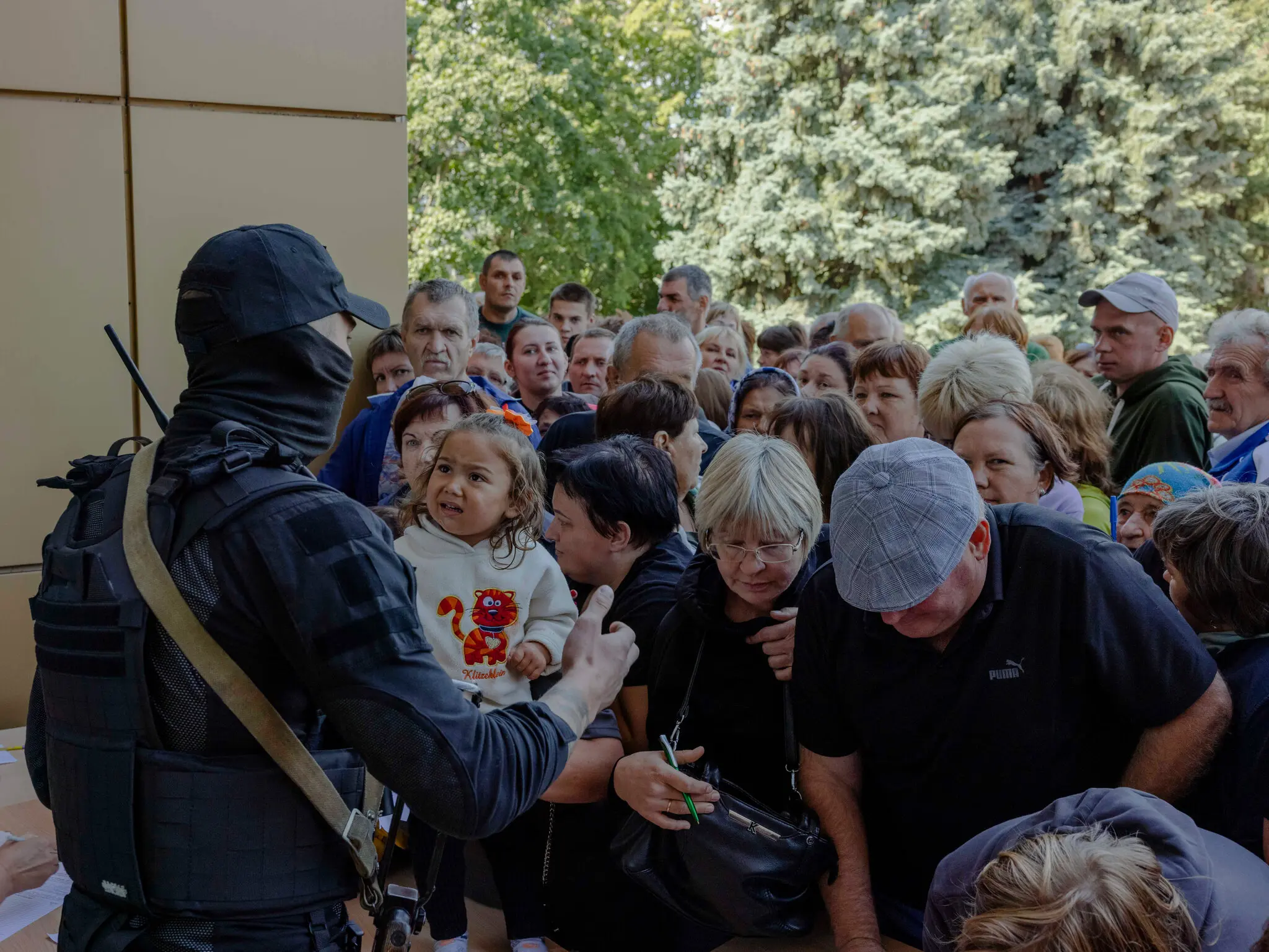 Росіяни-переселенці реєструються в Курському урядовому цирку, де вони можуть отримати гуманітарну допомогу та тимчасове житло.